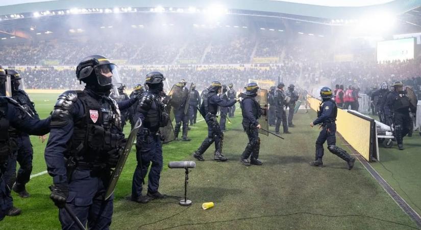 Káoszba fulladt a mérkőzés – maszkos szurkolók rohanták le a futballpályát
