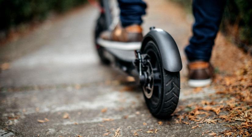 Elképesztő videón, ahogy a vadnyúl leüti az e-rollerről a férfit