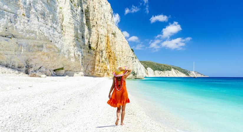 Egy eldugott görög strandért rajong most a világ – tökéletes úti cél lehet a nyaraláshoz