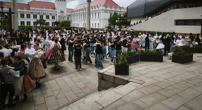 Dobogó deszkák, pörgő szoknyák: Sárospatakra figyel a vármegye néptáncos világa - videóval
