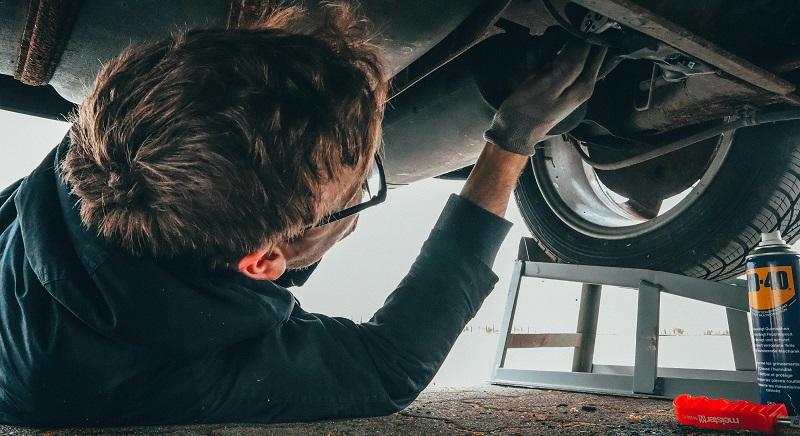 Öt férfi százezer euró értékben lopott 1,5 tonna kerámia monolitot Maros megyében