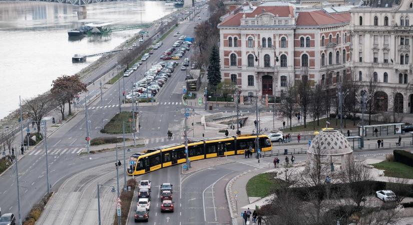 Napi horror: gyomron fejelt egy férfi egy fiatal nőt a Szent Gellért téri buszmegállóban
