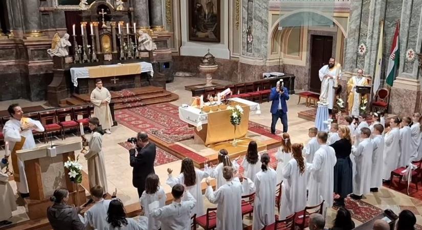 Kétéves felkészítés után lettek elsőáldozók a fiatalok (videóval)