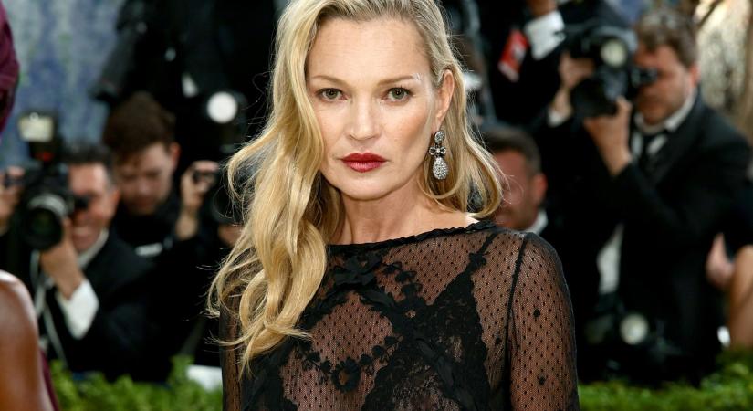 Kate Moss már akkor pucérruhát hordott, amikor mások még nem mertek – ezek a legikonikusabb szettjei