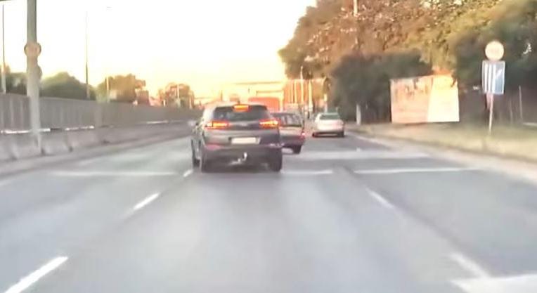 Bevárta, majd fékezgette a másik autóst az M3-as bevezetőjén – videó