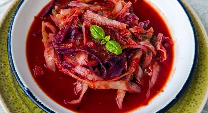 Mediterrán paradicsomos káposzta zöldfűszerekkel: hagyományos recept új köntösben