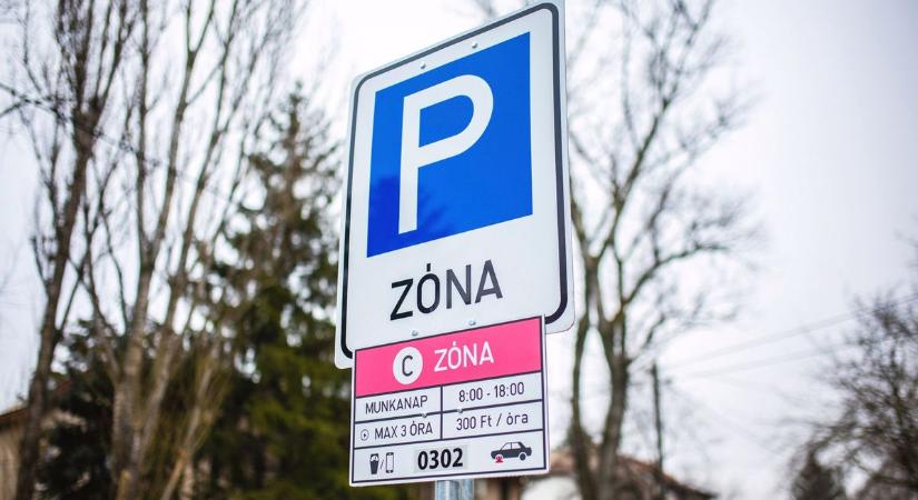 Nem mindenki ússza meg a parkolást a Balaton-parton – a legtöbb helyen drágult a szolgáltatás