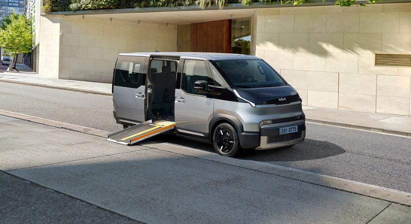 A Kia új mérföldkőhöz érkezik az akadálymentes mobilitásban: bemutatkozik a PV5 WAV, az oldalsó rámpás kerekesszékes autó
