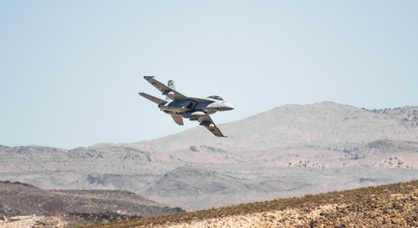 A levegőben ütközött két F-18-as vadászgép, összeakadva pörögtek a becsapódásig – videó
