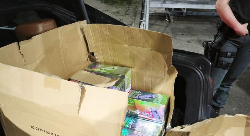 Lebukott az e-cigi csempész - Hihetetlen, mit találtak a bontatlannak látszó dobozokban