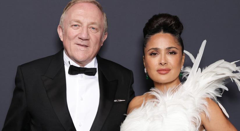 Salma Hayek 59 évesen ősz hajjal hódít Cannes-ban – milliárdos férjével romantikázott a vörös szőnyegen