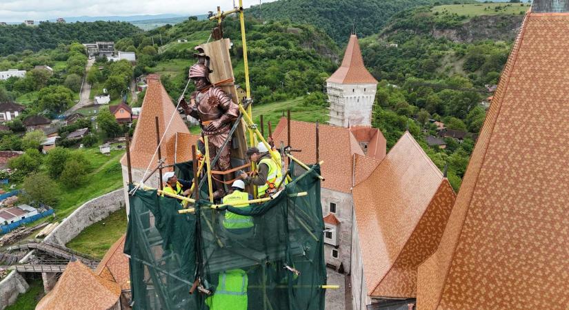 Visszahelyezték Hunyadi János szobrát a vajdahunyadi vár Buzogány-tornyára