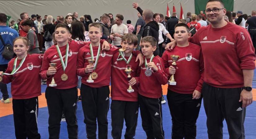 Három országos bajnoki címet szereztek az esztergomi birkózók