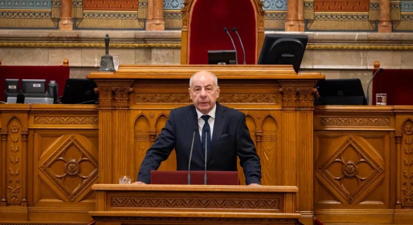 Sulyok Tamás szerint nincs olyan jogi ok vagy alkotmányos indok, ami amiatt le kéne mondania