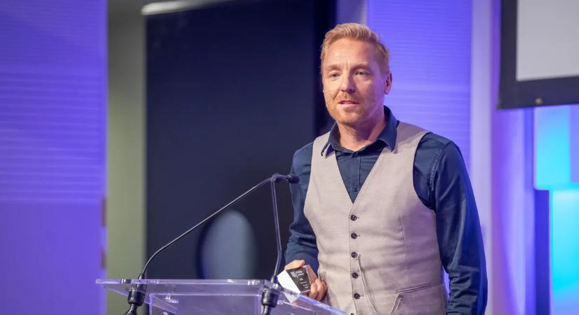 Nagy baj történt előadás közben: ölben vitte le a színpadról Bereczki Zoltánt Mészáros Árpád Zsolt