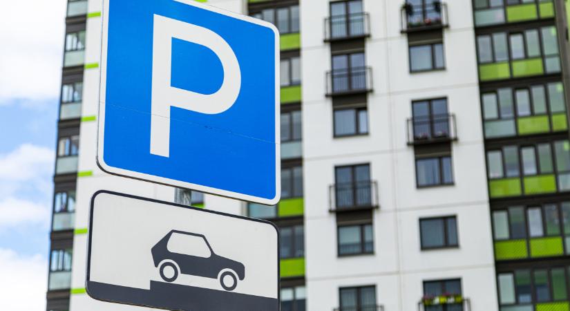 Brutális parkolási díjemelés élesedik Budapesten: rengeteg autóstól szednek be dupla pénzt
