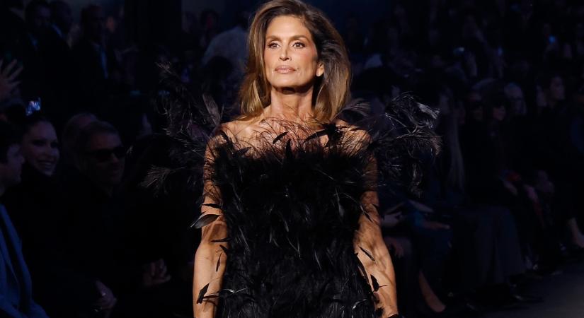 Cindy Crawford 60 évesen is letarolta a kifutót: drámai tollruhában tért vissza a szupermodell a Gucci show-ján