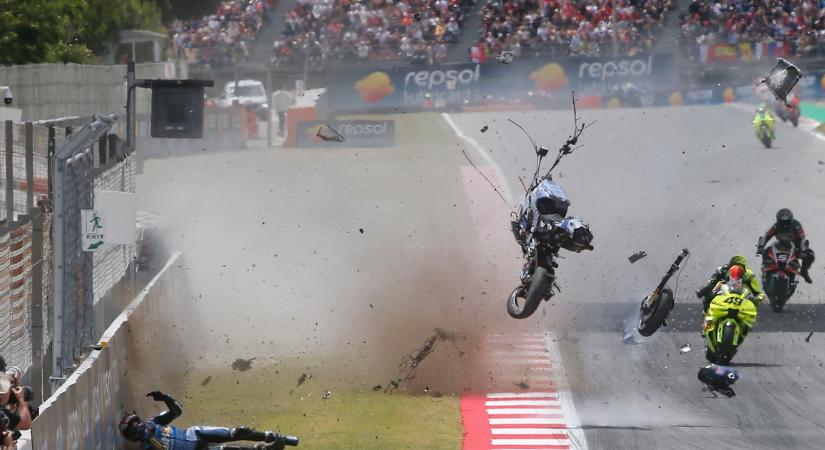 Édesanyja szeme láttára törte nyakát a MotoGP sztárja - videón a horrorbukás