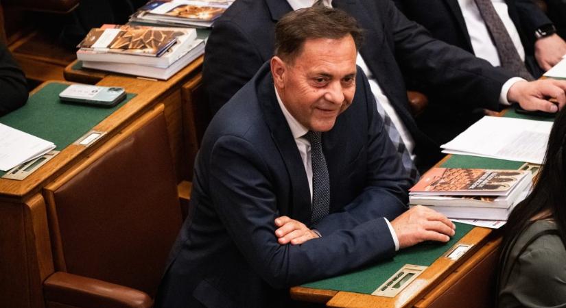 5,5 millióra büntették Pócsot, amiért megperzselt disznóra írta Ruszin-Szendi nevét