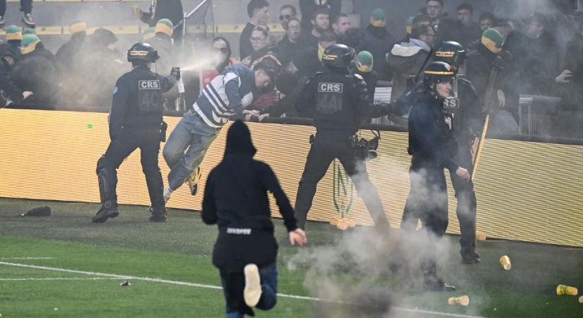 Pályára rohantak a futballhuligánok, a legendás edző pedig olyat tett, amire senki sem számított – videó
