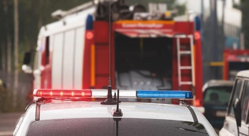 Teljesen lezárták az M6-ost: tehergépkocsi ütközött autóval