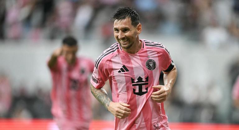 Sarokkal adott gólpassz, szédítő cselsorozat építi tovább Lionel Messi szobrát