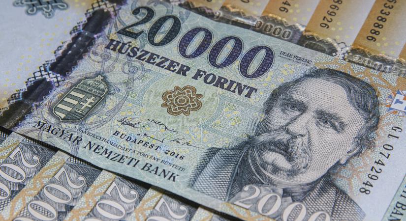 Négy és fél éves csúcsra emelkedett az államadósság