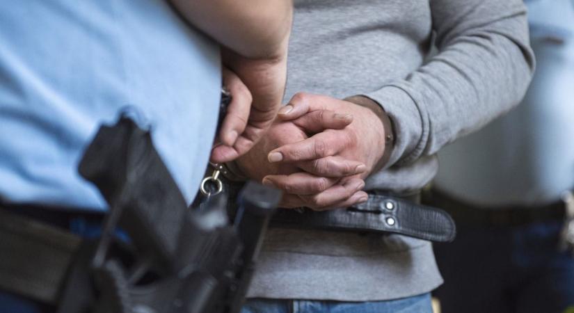 Befogadta munkatársát és annak párját egy férfi, oltári balhé lett belőle
