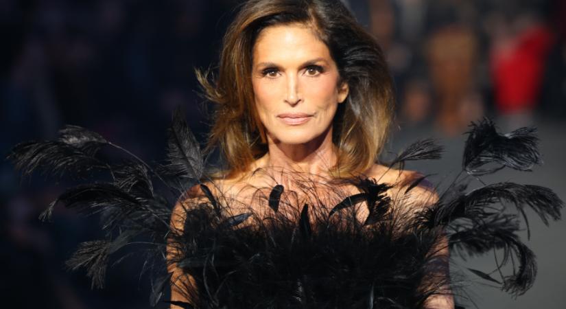 A 60 éves Cindy Crawford így tért vissza a kifutóra