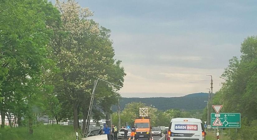 Baleset történt a 37-esen, villanyoszlopnak hajtott egy autó
