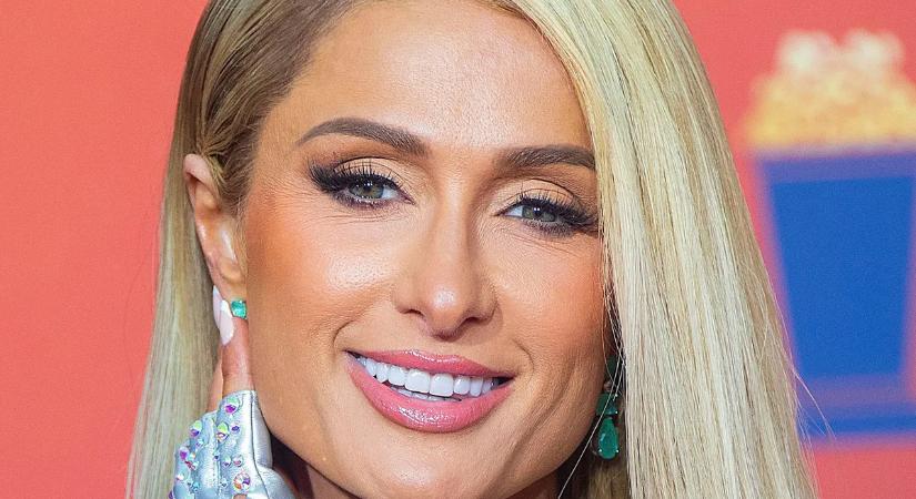 Bye-bye, szőke Barbie: Paris Hilton barna hajjal jelent meg a kifutón
