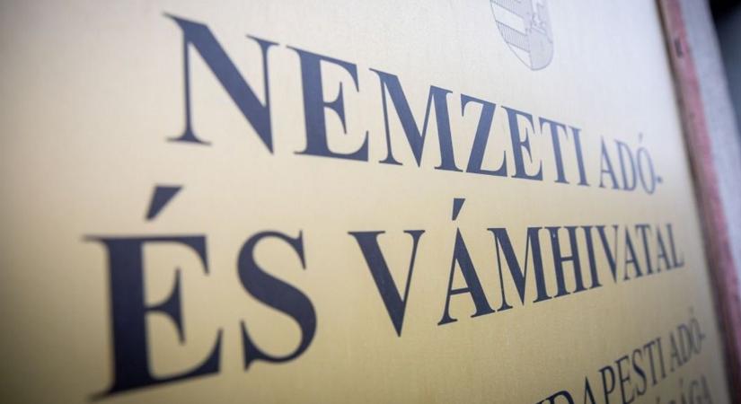 Nyakunkon az adóbevallás határideje, hosszabb nyitvatartással készül a NAV