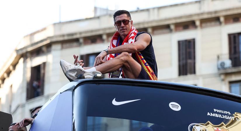 Felállva tapsolta utolsó meccsén a Barcelona közönsége a könnyeivel küszködő Lewandowskit
