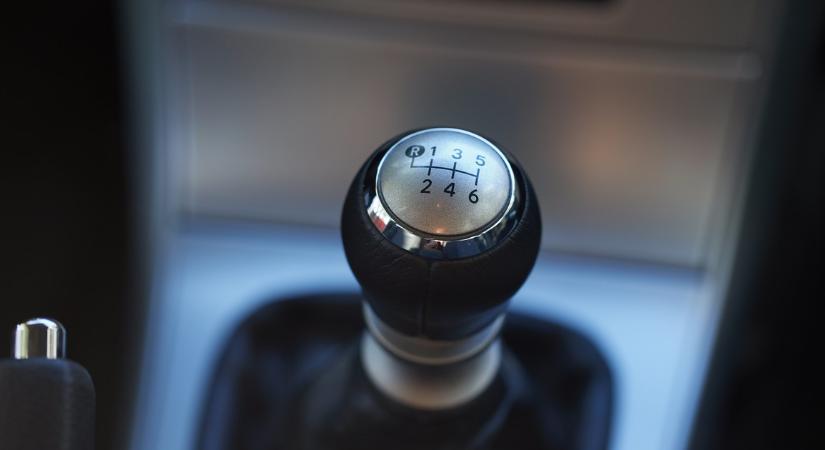 Nem feltétlenül jó ötlet így váltani – a spórolós zöld jelzőfény nem az autógyártók ötlete