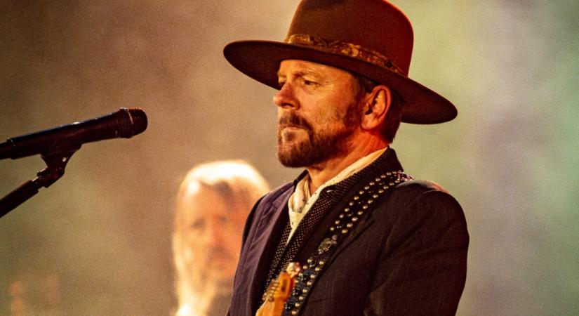 Kiefer Sutherland törölte amerikai turnéját