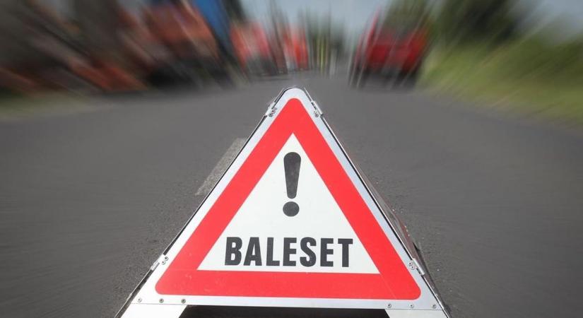 Korlátnak hajtott egy autó az M7-esen