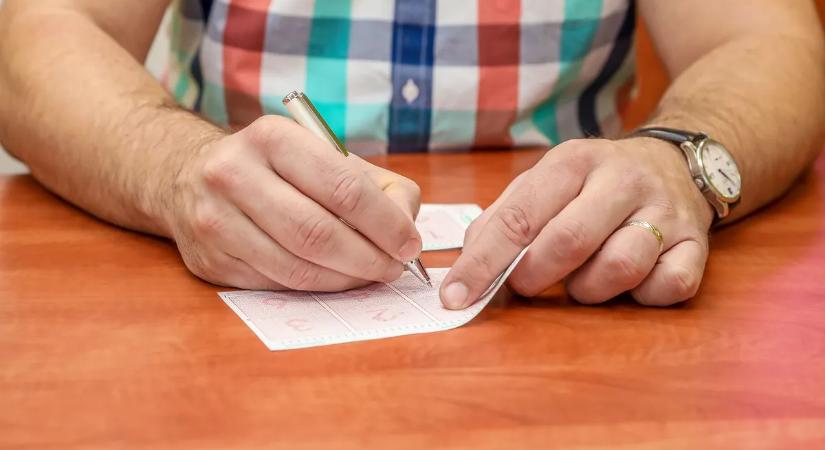 Elhagyott lottószelvényt juttatott vissza tulajdonosának, a karma dolgozott: nem sokkal később maga vitte el a főnyereményt