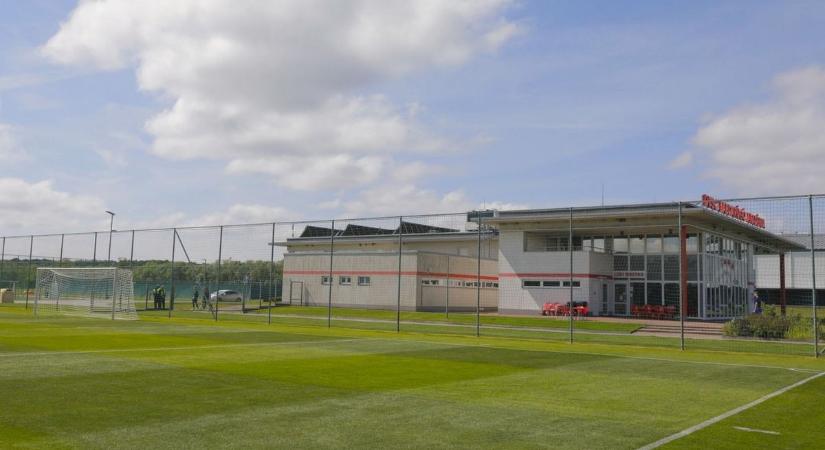 Újabb mérföldkő DVSC életében, fotókon a megújult edzőpálya!