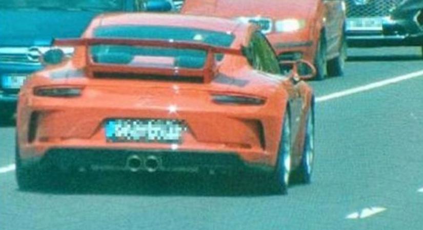 Majdnem háromszor gyorsabban ment a megengedettnél egy ritka Porsche Salgótarjánban, félmillió forintjába fájt