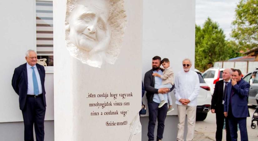 Szoboravatással ünnepelték a 26. Kányádi Sándor szavalóversenyt Varsolcon