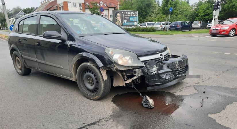 Durva karambol Nyíregyháza forgalmas kereszteződésében – piroson hajtott át egy autó (Fotók)