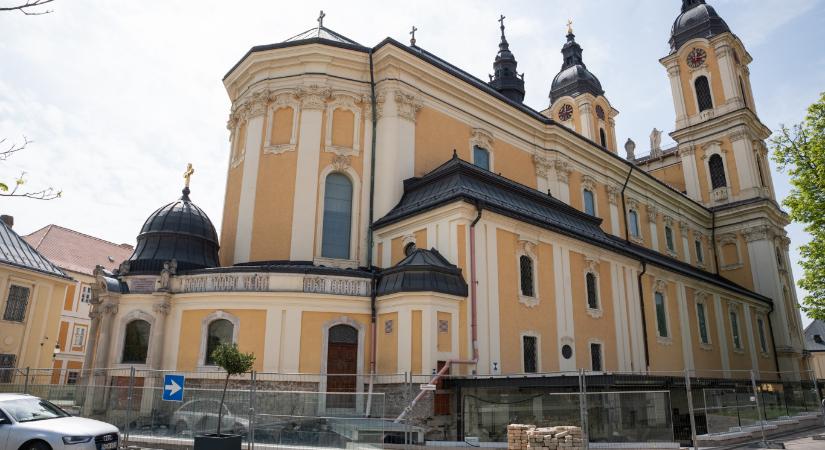 Tíz évre eltiltották a kiskorúaktól a kalocsai érsekség egy papját