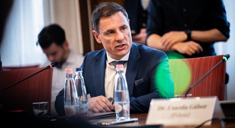 „Kabátomat elvitték, eldugták” – mondta az a csalódott volt Fidesz-szavazó, aki Tuzson Bence fórumán szólalt fel