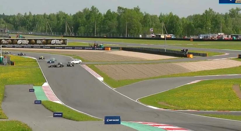 Biztonsági autó okozott balesetet egy orosz F4-es futamon