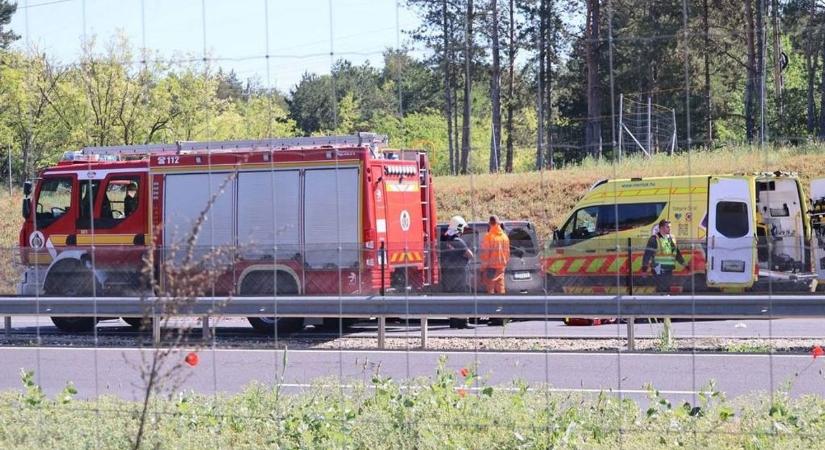 Teljes útzár az M6-oson: teherautó és egy személyautó ütközött (GALÉRIA)