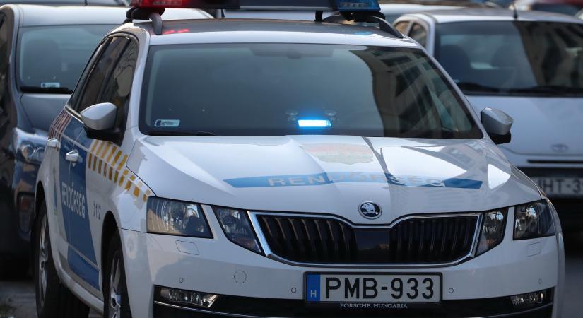 Beledobtak egy gyereket a csatornába, vizsgálatot indított a rendőrség