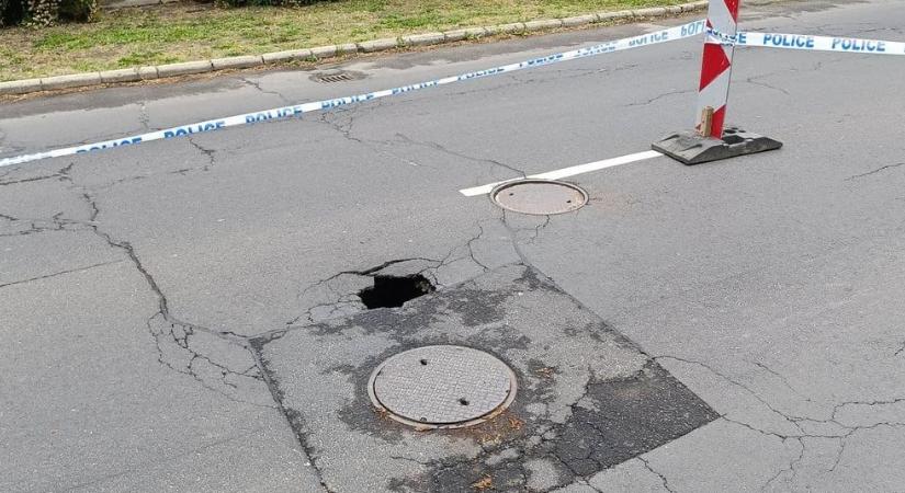 Megnyílt a föld Balassagyarmaton, forgalmas utat kellett lezárni