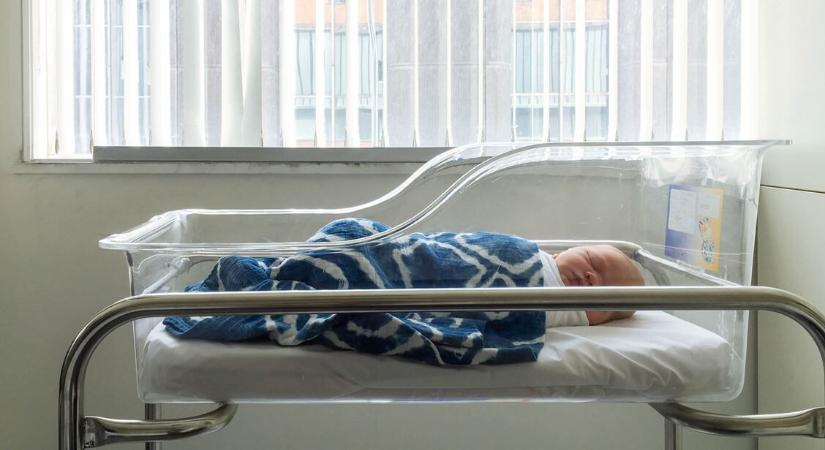 Kórházi babák: megoldást sürget az UNICEF – Ma is több mint 100 kisgyermek él magára hagyva
