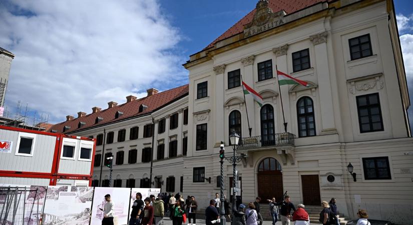 Kolostor vagy kormányépület – mit tud a Karmelitáról?