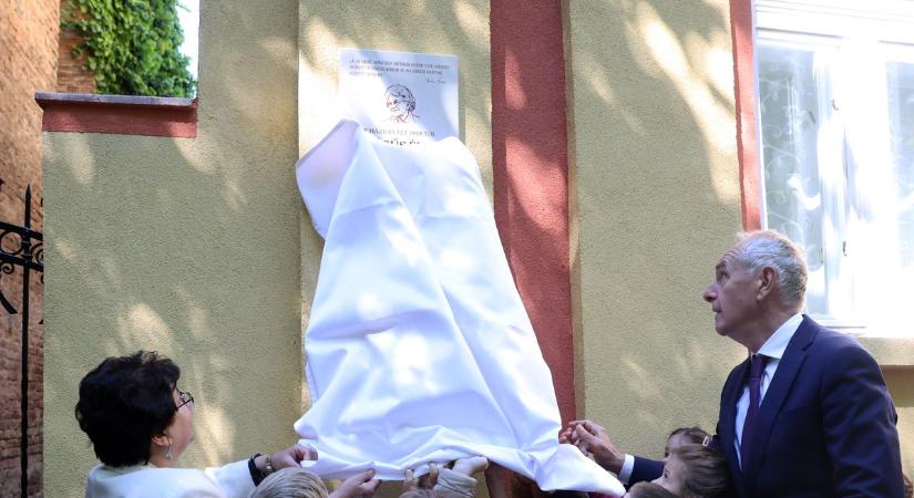 Kossuth-díjas meseírója előtt tiszteleg Kaposvár, Fésűs Évának állítottak emléktáblát az alkotó egykori házánál